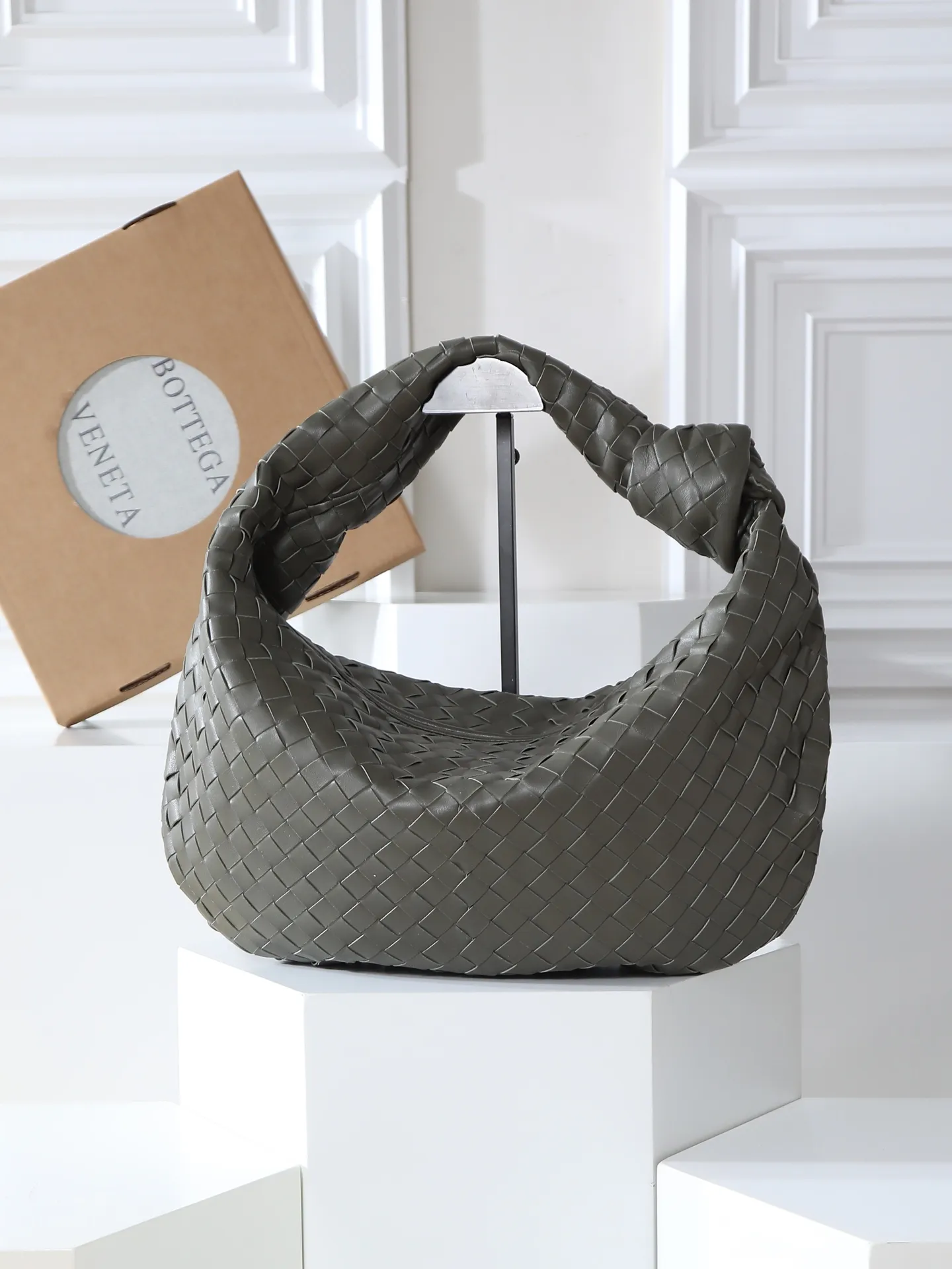 1280. 🥇 𝗝𝗢𝗗𝗜𝗘# Street style’s new favorite fashionable large size 𝙟𝙤𝙙𝙞𝙚 It’s coming, it’s coming, it’s really coming! I always felt that knitting was old-fashioned, until I met it - 𝙟𝙤𝙙𝙞𝙚, I realized that the original classic knitting elements and the new knot element design can be so fashionable! I have to admire your design talent! Large capacity to meet daily needs! Fashionable and versatile, it’s perfect for concave shapes, take it out to hit the streets! Size: 48*40*16cm Style No. #600261
